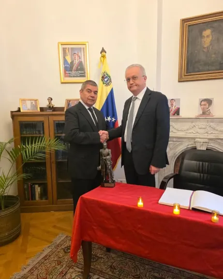 سفير روسيا بالقاهرة يقدم التعازي لنظيره الفنزويلي في ضحايا الاعتداءات الأمريكية