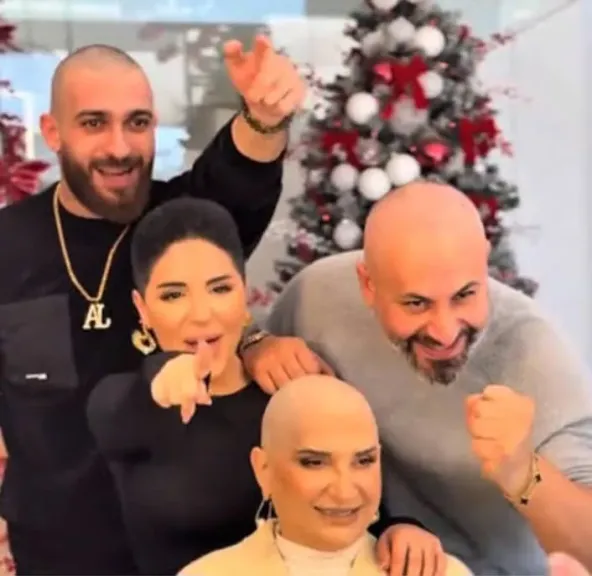 موقف إنساني يهز القلوب.. حلاق لبناني يحلق شعره تضامنا مع مصابة بالسرطان