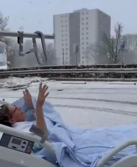 لحظة إنسانية خارج جدران المستشفى.. فريق طبي بهولندا يحقق أمنية مريضة مع الثلج