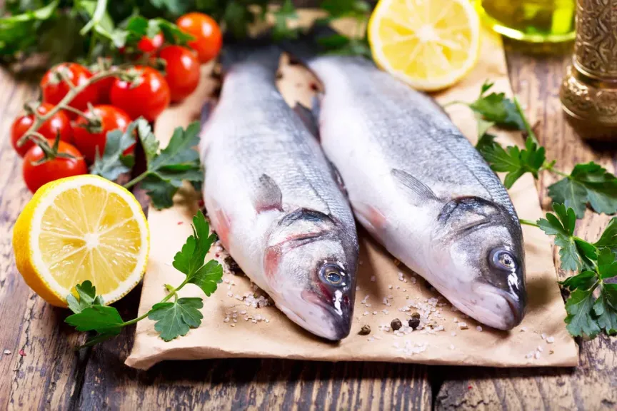 ودعي الزفارة نهائيا.. نصائح فعالة للتخلص من رائحة السمك واللحوم قبل الطهي