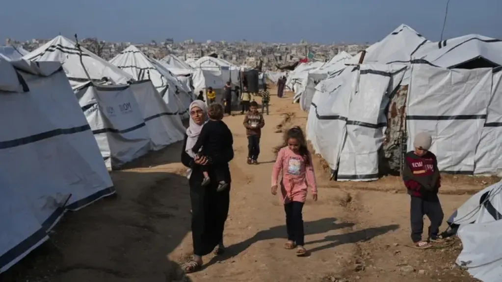من مخيمات النازحين في غزة