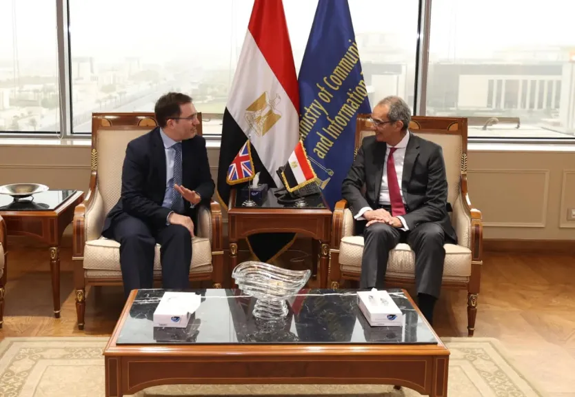 وزير الاتصالات يبحث مع سفير المملكة المتحدة بالقاهرة سبل تعزيز الاستثمارات وتوسيع آفاق التعاون بين البلدين