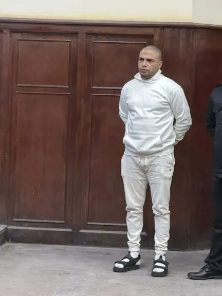 الجاني أمام المحكمة بتهمة قتل جارِه بـ«سكين» بسبب الشك في تودده لزوجتة