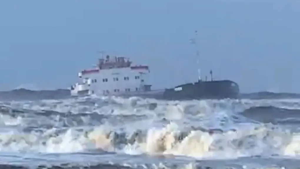 جنوح سفينة بضائع قرب شاطئ بورسعيد بعد عطل فني