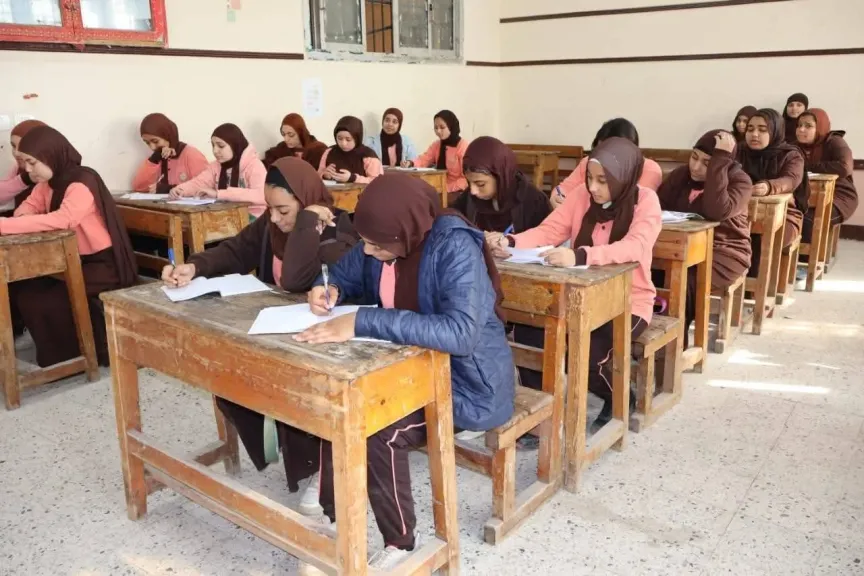 «أمهات مصر»: امتحانات صفوف النقل بين المتوسط والصعب...وشكاوى من طول الأسئلة وضيق الوقت