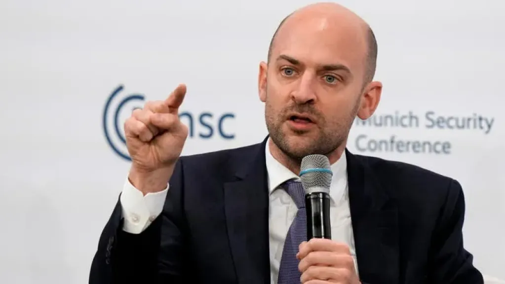 وزير الخارجية الفرنسي : ندرس إمكانية إرسال وحدات ”يوتلسات” للإنترنت إلى إيران