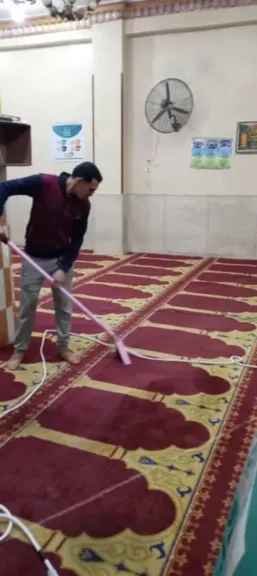 غسل سجاد المساجد وتوزيع مبالغ مالية.. شباب الحجيرات في قنا يفعلون مبادرة مساعدة الأسر المحتاجة بقريتهم