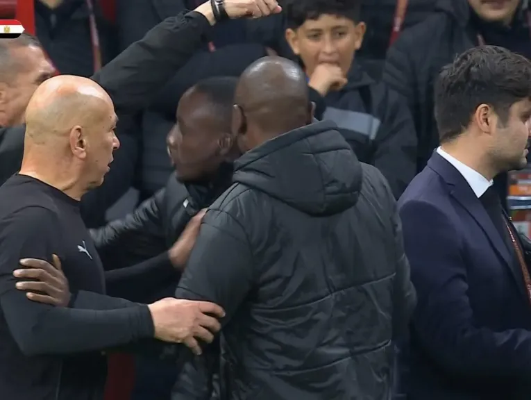 حسام حسن يتدخل لفض اشتباك بين مدرب السنغال وجهاز منتخب مصر