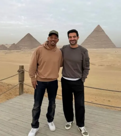 ويل سميث يلتقط صورا تذكارية في حضرة أهرامات الجيزة.. اليوم