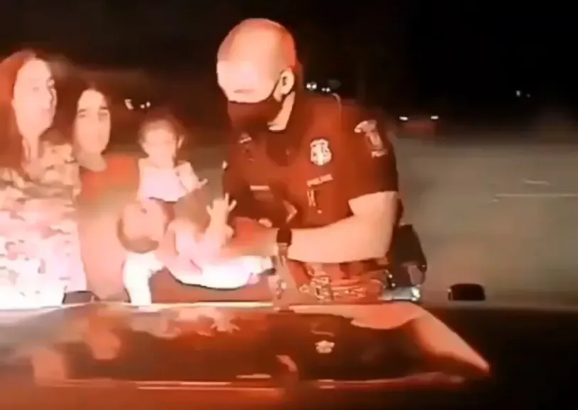 مخالفة مرورية تكشف كارثة.. تفاصيل إنقاذ شرطي لطفل رضيع من الاختناق في اللحظة الحاسمة