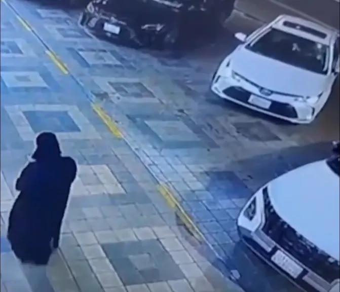 بطولة في لحظة حاسمة… فتاة سعودية تنقذ أما وأطفالها من حادث مروع