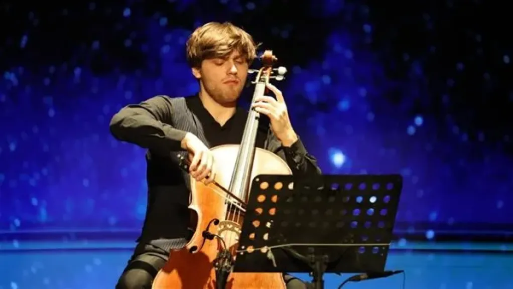 برعاية وزير الثقافة.. عازف التشيللو الإيطالي إيتوري باجاني يتألق على خشبة المسرح القومي