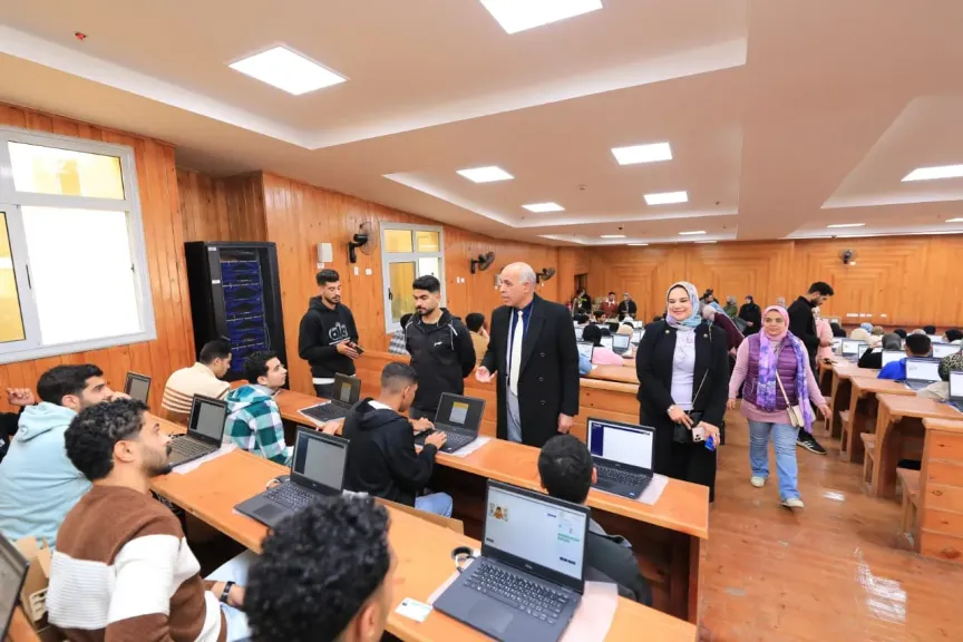 رئيس جامعة كفر الشيخ يتفقد إجراء الامتحان التجريبي للأسبقية الثانية لمنظومة الاختبارات الإلكترونية
