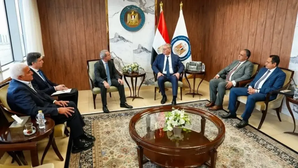 وزير البترول يتابع مع مسئولي ”إيني” الإيطالية خطط زيادة الإنتاج وحفر آبار جديدة للبحث عن الغاز الطبيعي