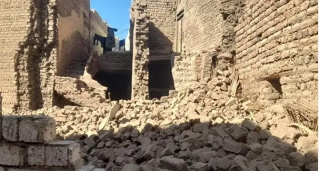 خلال الهدم دون ترخيص.. إصابة 3 أشخاص إثر انهيار جزئي لمنزل في قنا