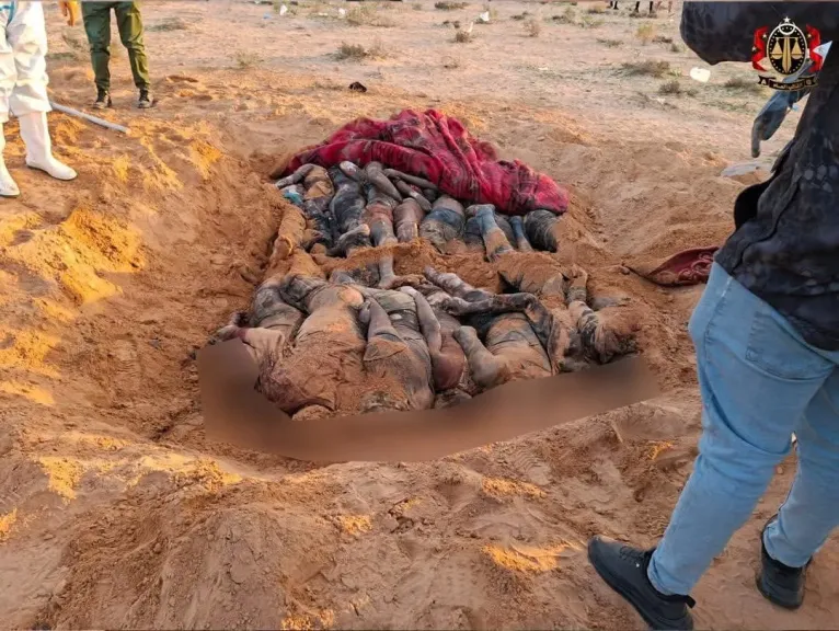 ليبيا: إحالة متهم بقيادة شبكة اتجار بالبشر وقتل مهاجرين إلى قضاء الحكم