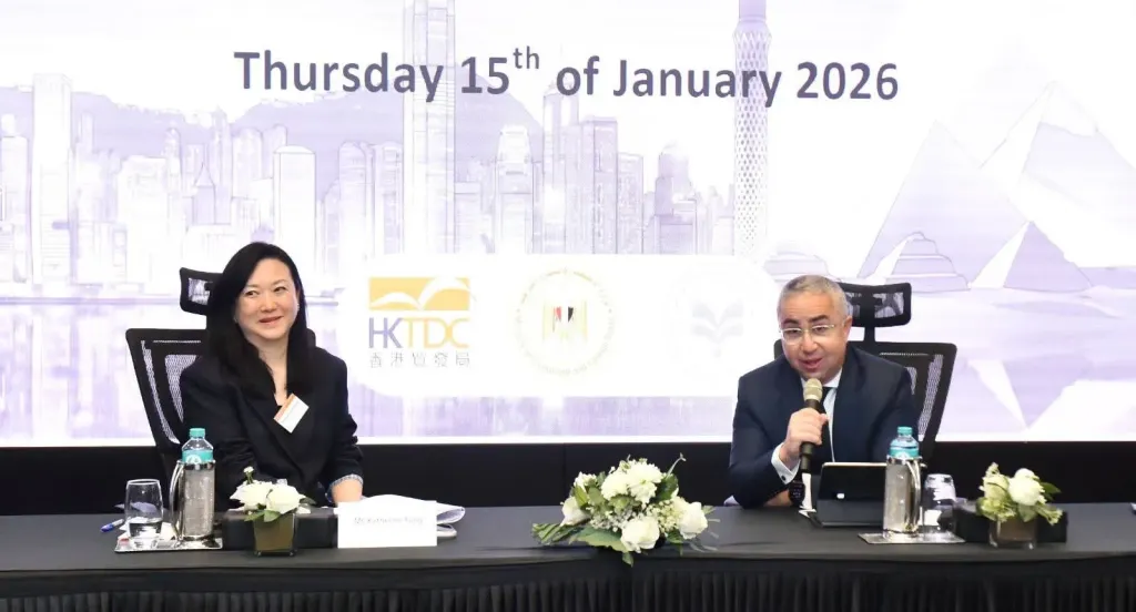 الهيئة العامة للاستثمار والمناطق الحرة ومجلس تنمية تجارة هونج كونج يبحثان فرص الاستثمار في قطاع الغزل والنسيج