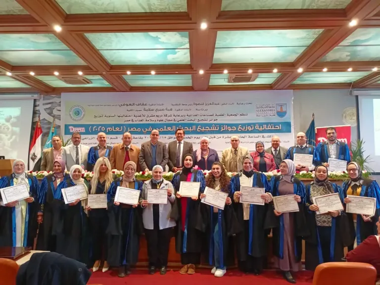 جامعة الإسكندرية تمنح جوائز بحثية لـ36 باحثًا و5 مبتكرين في الصناعات الغذائية الحديثة