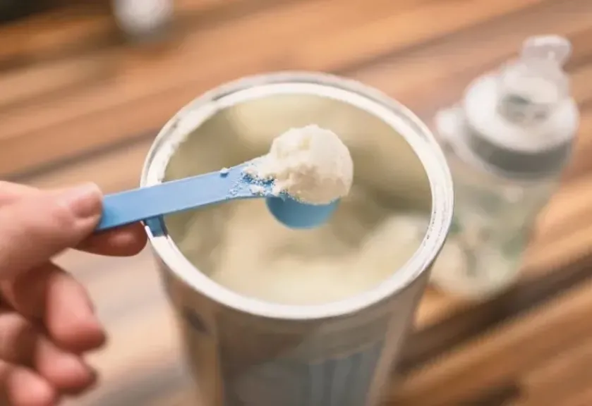 بسبب مادة سامة.. القصة الكاملة لسحب منتجات حليب الأطفال من الأسواق