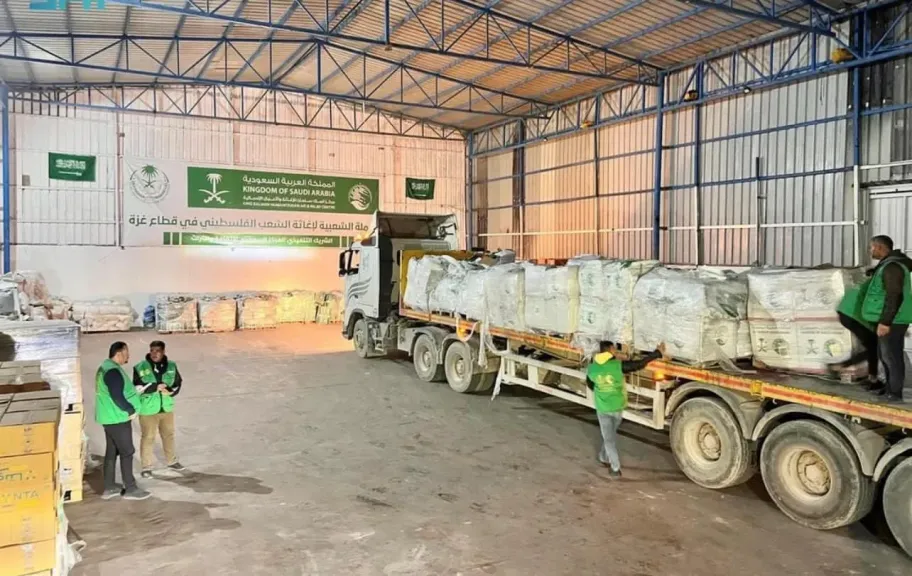 قافلة إغاثية سعودية جديدة تعبر منفذ رفح لدعم المتضررين في قطاع غزة