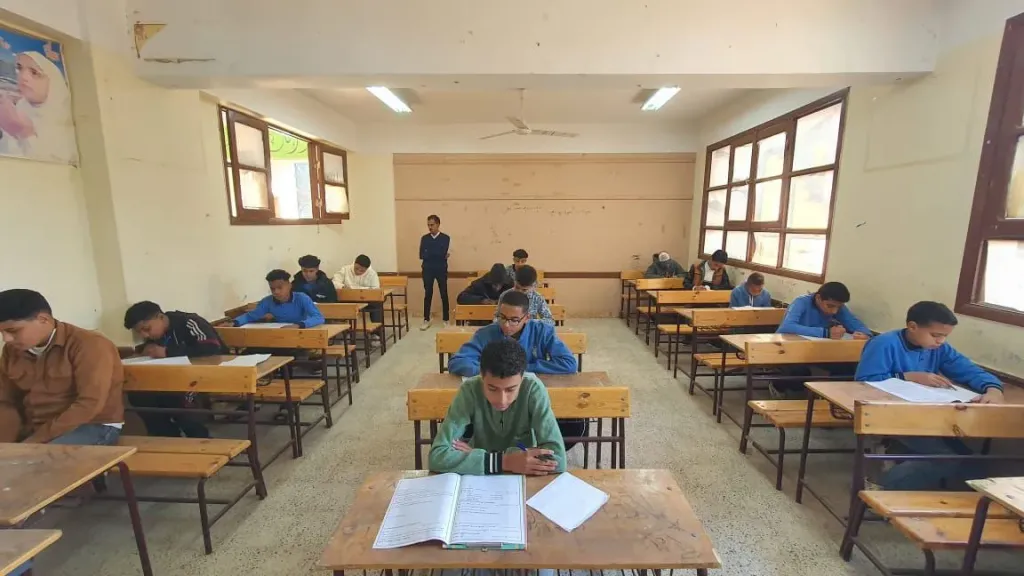 «عربي الإعدادية» يرسم البسمة على وجوه الطلاب..«أولياء أمور مصر» يحذر من جروبات الغش