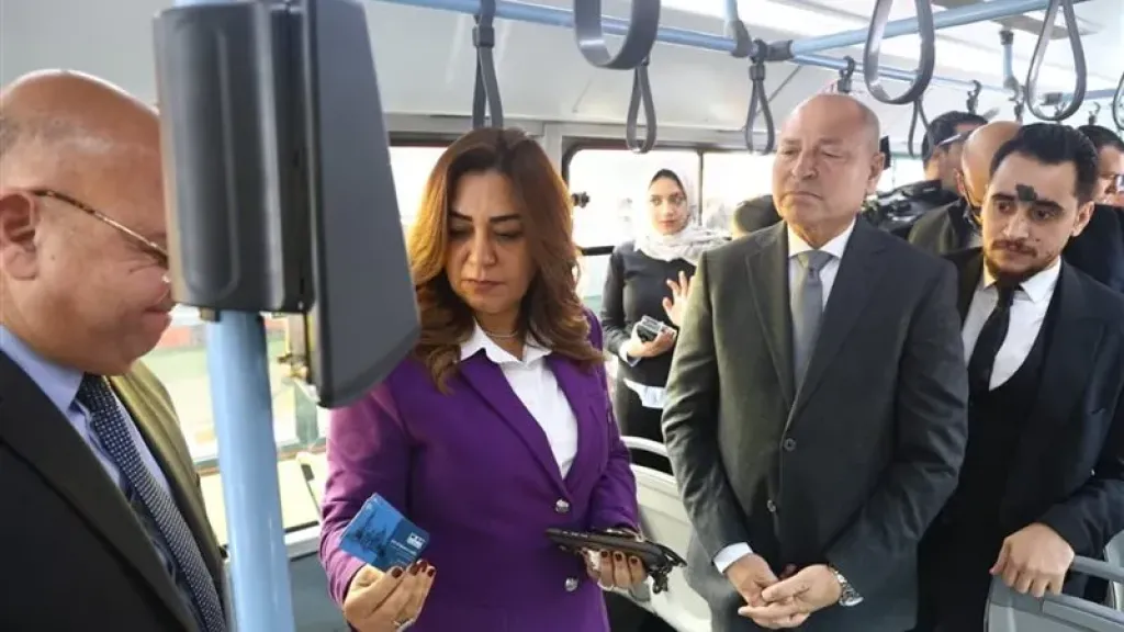 القاهرة تبدأ تجربة الدفع الإلكتروني في حافلات النقل العام لتسهيل حركة الركاب
