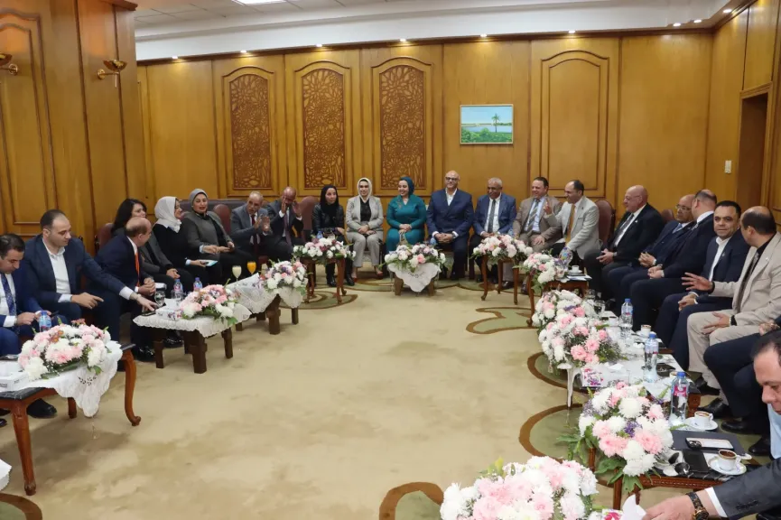 محافظ القليوبية يعقد لقاءً تعارفيًا مع أعضاء مجلسي النواب والشيوخ لتعزيز التعاون وتطوير الخدمات