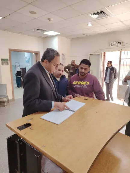 محافظ قنا يفاجئ مستشفى قفط التخصصي ويؤكد: لا تهاون في صحة المواطنين