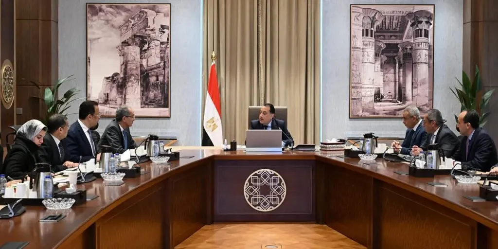 «طلعت » يستعرض جهود وزارة الاتصالات بمدينة المعرفة أمام رئيس الوزراء