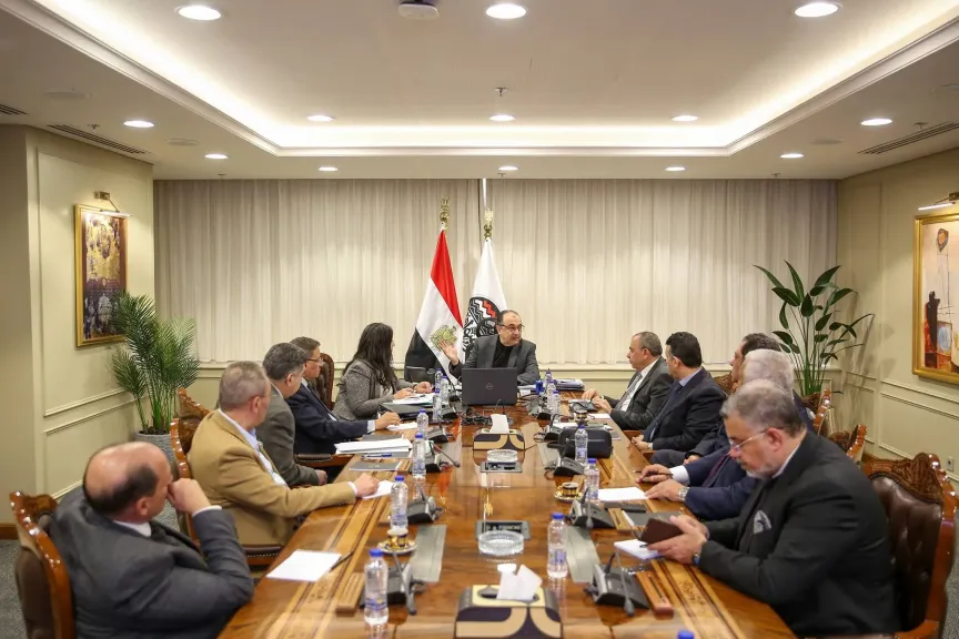 وزير قطاع الأعمال يبحث تعزيز الشراكة مع صناعة الملابس والنسيج لزيادة التصنيع والصادرات