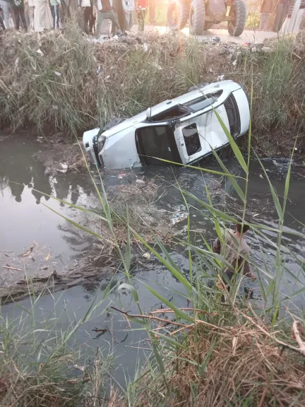 إصابة مدير هندسة كهرباء الغنايم وزوجته في حادث انقلاب سيارة ملاكي بترعة العزايزة بأسيوط