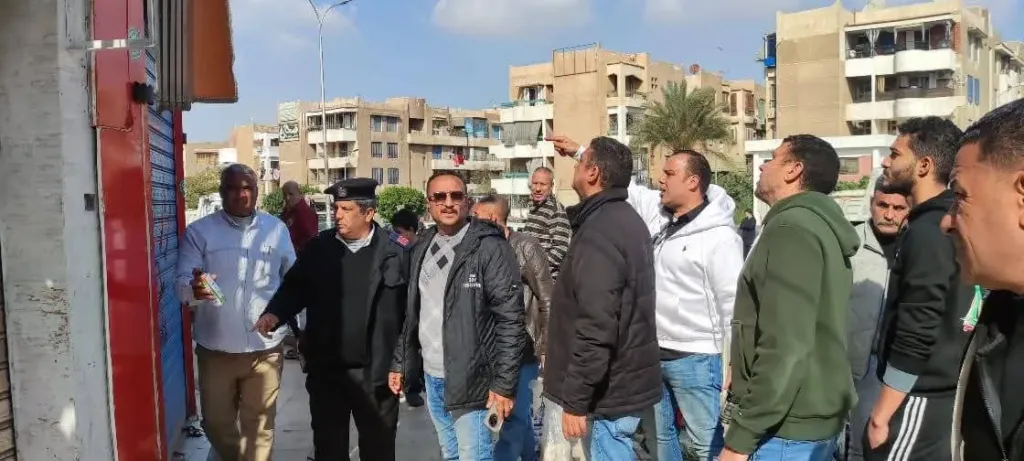 تشميع وغلق محال مخالفة وضرب أوكار العشوائية في حملة موسعة بالعبور