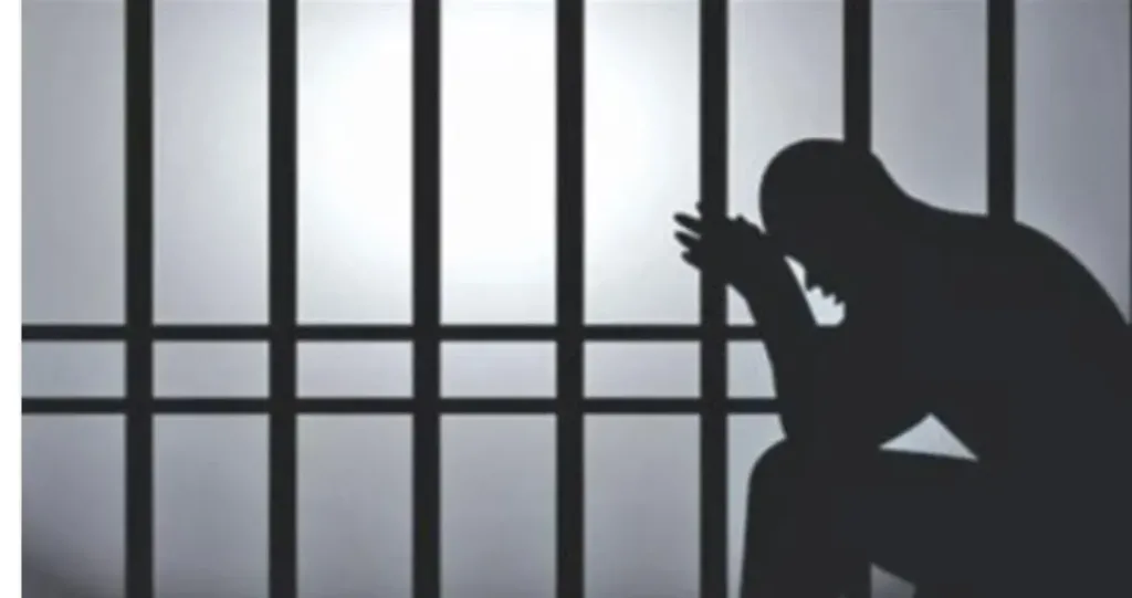 خلص عليه أمام عين والدته.. إحالة أوراق مزارع قتل نجل عمه بعدة طلقات نارية بسبب قطعة أرض في قنا للفتي