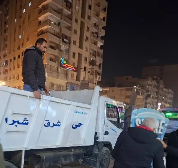 استجابة لشكاوي المواطنين .. حملة مسائية بحي شرق شبرا الخيمة لرفع الإشغالات بشارع 15 مايو