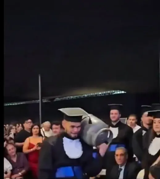 أسطوانة غاز بدل الورود.. رسالة وفاء من خريج برازيلي لوالده الكادح تخطف القلوب