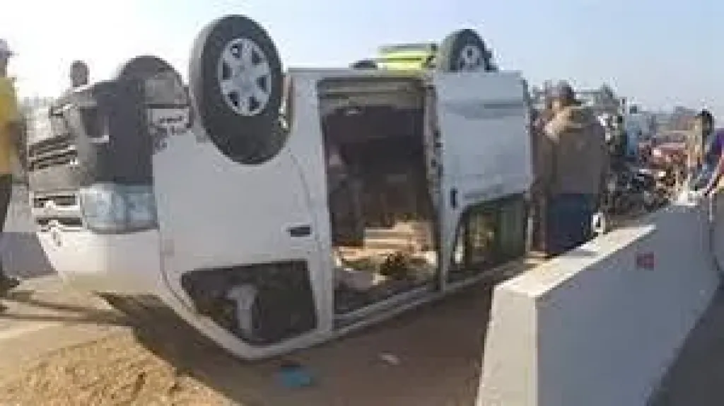 حادث مفاجئ على الطريق الحر.. ميكروباص ينقلب إثر انفجار كاوتش