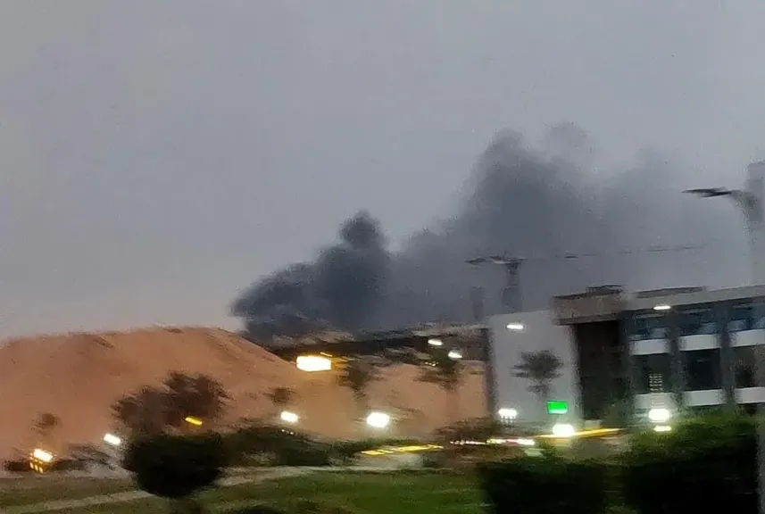 النيران تشتعل بمصنع أطباق بلاستيك في العبور.. والدفع بـ7 سيارات إطفاء للسيطرة