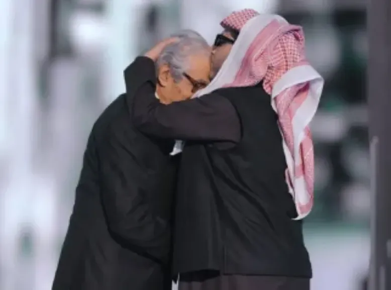 لفتة إنسانية من ”تركي آل الشيخ” لفاروق حسني وطائرة خاصة تقديراً له بحفل ”Joy Awards”