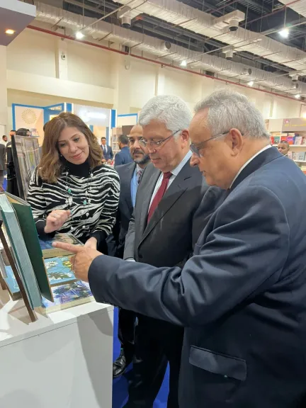 وزيرا الثقافة والتعليم العالى يتفقدان جناح مكتبة الإسكندرية فى معرض القاهرة الدولى للكتاب