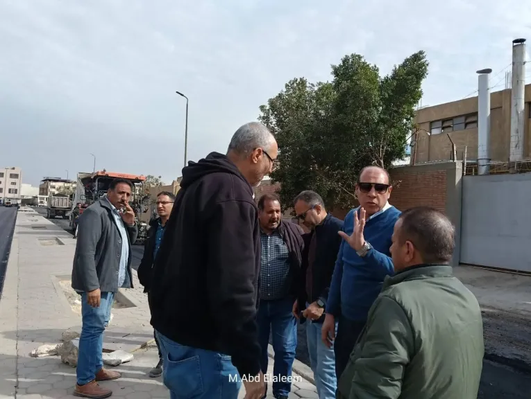 تسريع وتيرة الرصف بالمحاور الحيوية.. رئيس جهاز العبور يتابع تطوير شبكة الطرق