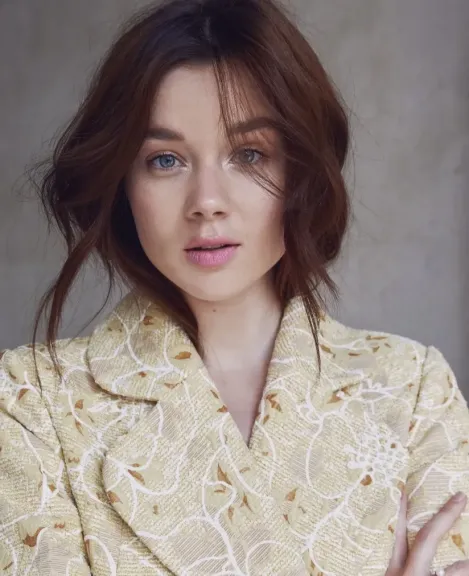 كلوديا جيسي تكشف عن حياتها الحقيقية وأسرار أزياء Bridgerton