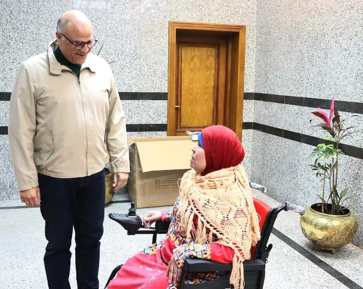 حين تتحول السلطة إلى رحمة.. ”محافظ القليوبية” يُسلم كرسياً كهربائياً لـسيدة ويتعهد برعاية أسرتها