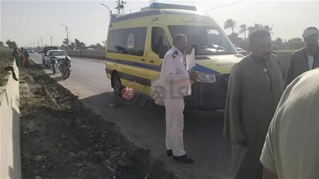 بسبب انفجار الإطار الخلفي.. إصابة 3 أشخاص إثر انقلاب ميكروباص على صحراوي قنا