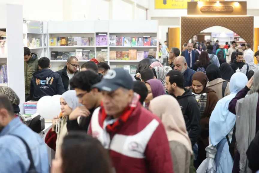 الكتاب يجذب ربع مليون زائر في يوم واحد.. انطلاقة جماهيرية كبرى لمعرض القاهرة الدولي
