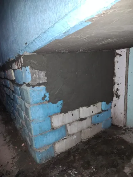 ألقت الأجهزة الأمنية بمديرية أمن قنا، القبض على نجار بتهمة قتل زوج شقيقته بضربة حجر إثر مشاجرة بتراشق الأججار مع نجل المجني عليه بسبب كنبة، في منطقة صفارة مركز دشنا.  جاءت البداية عندما تلقت الأجهزة الأمنية بمديرية أمن قنا، إخطارًا من مركز شرطة دشنا،