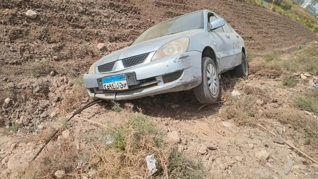 على حافة الترعة.. انقلاب سيارة ملاكي وإصابة قائدها بحادث في قنا
