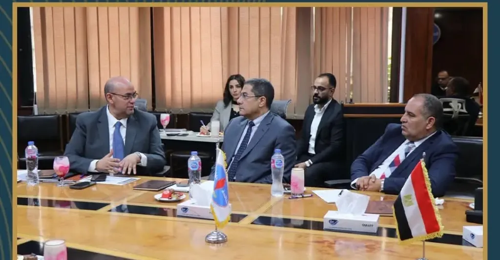 قيادات «البترول» تبحث مع «خالدة» خطط زيادة إنتاج الزيت والغاز حتى 2030