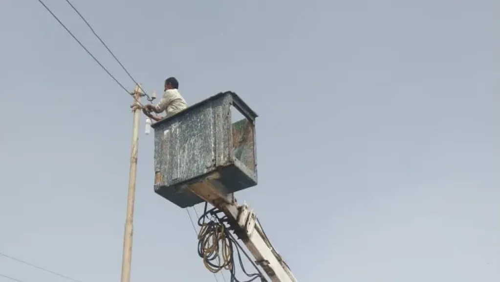 رفع كفاءة الإنارة بقرى طنطا.. صيانة 30 كشافًا وتركيب 11 آخرين خلال 24 ساعة