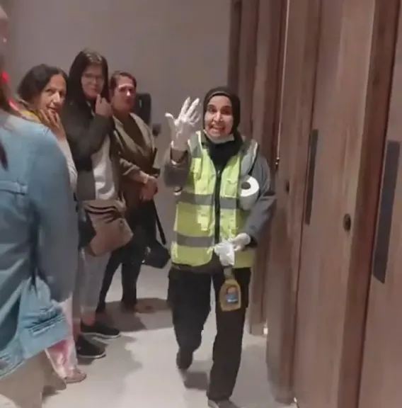 سريعة ودمها خفيف.. قصة عاملة نظافة خطفت الأنظار بتعاملها مع السياح