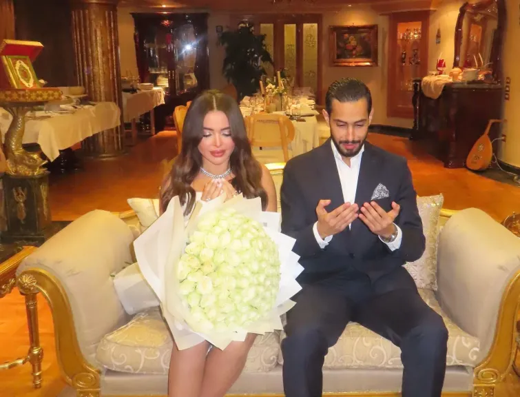 نجم جعفر العمدة يحتفل قرأءة الفاتحة على فتاة من خارج الوسط الفني